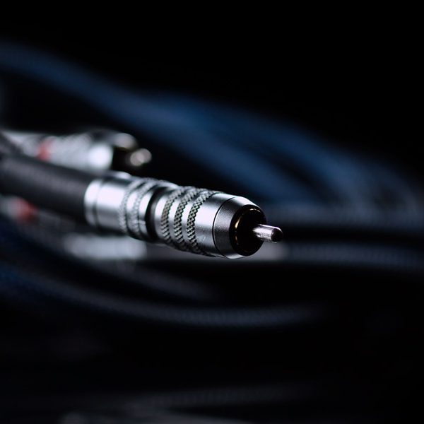 带 RCA 连接器的 HifiKnights Siltech 互连器特写
