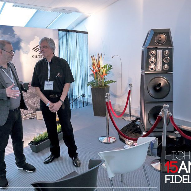 配备 Siltech Symphony 扬声器的高保真展台