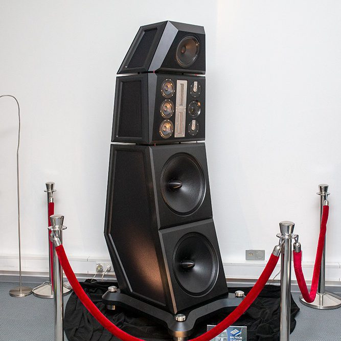 配备 Siltech Symphony 扬声器的声场展台详情