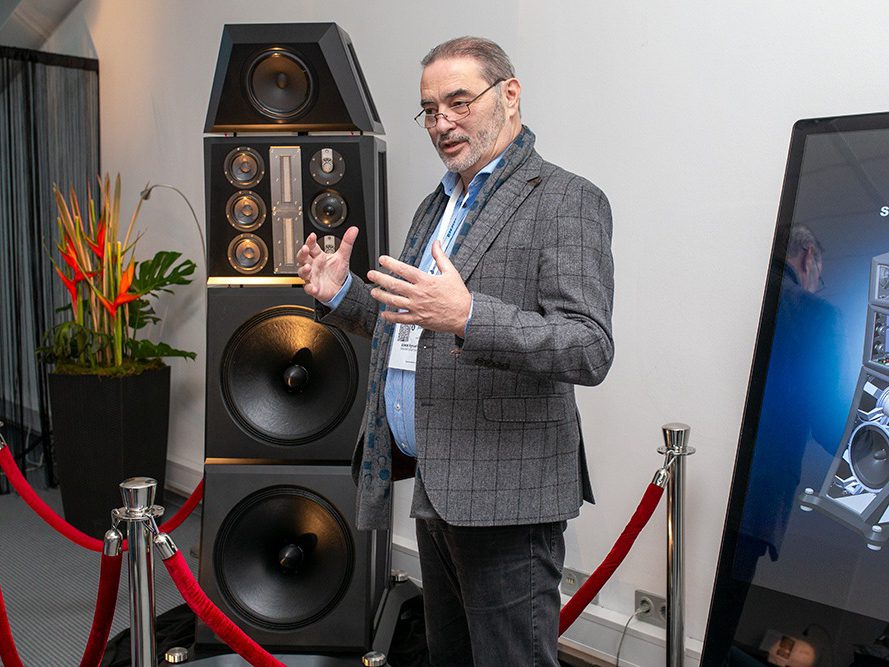 配备 Siltech Symphony 扬声器的声场展台