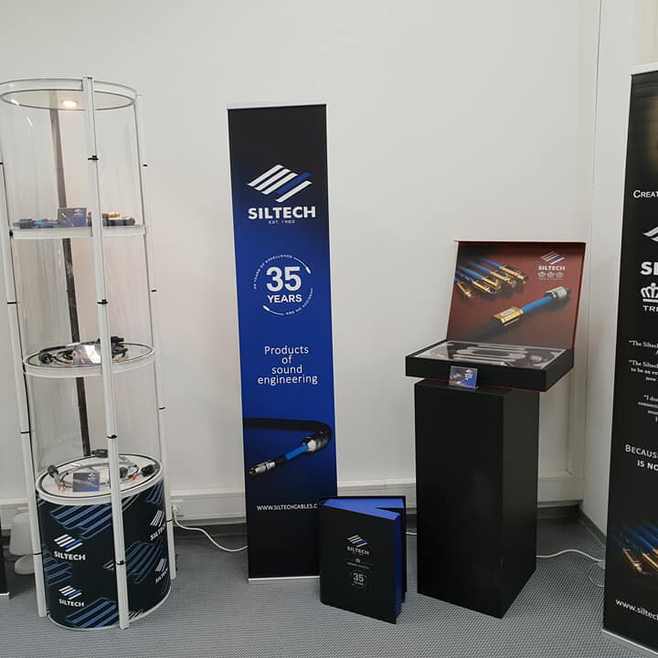 Siltech-Stand mit Dreifachkrone und 35-jährigem Jubiläum