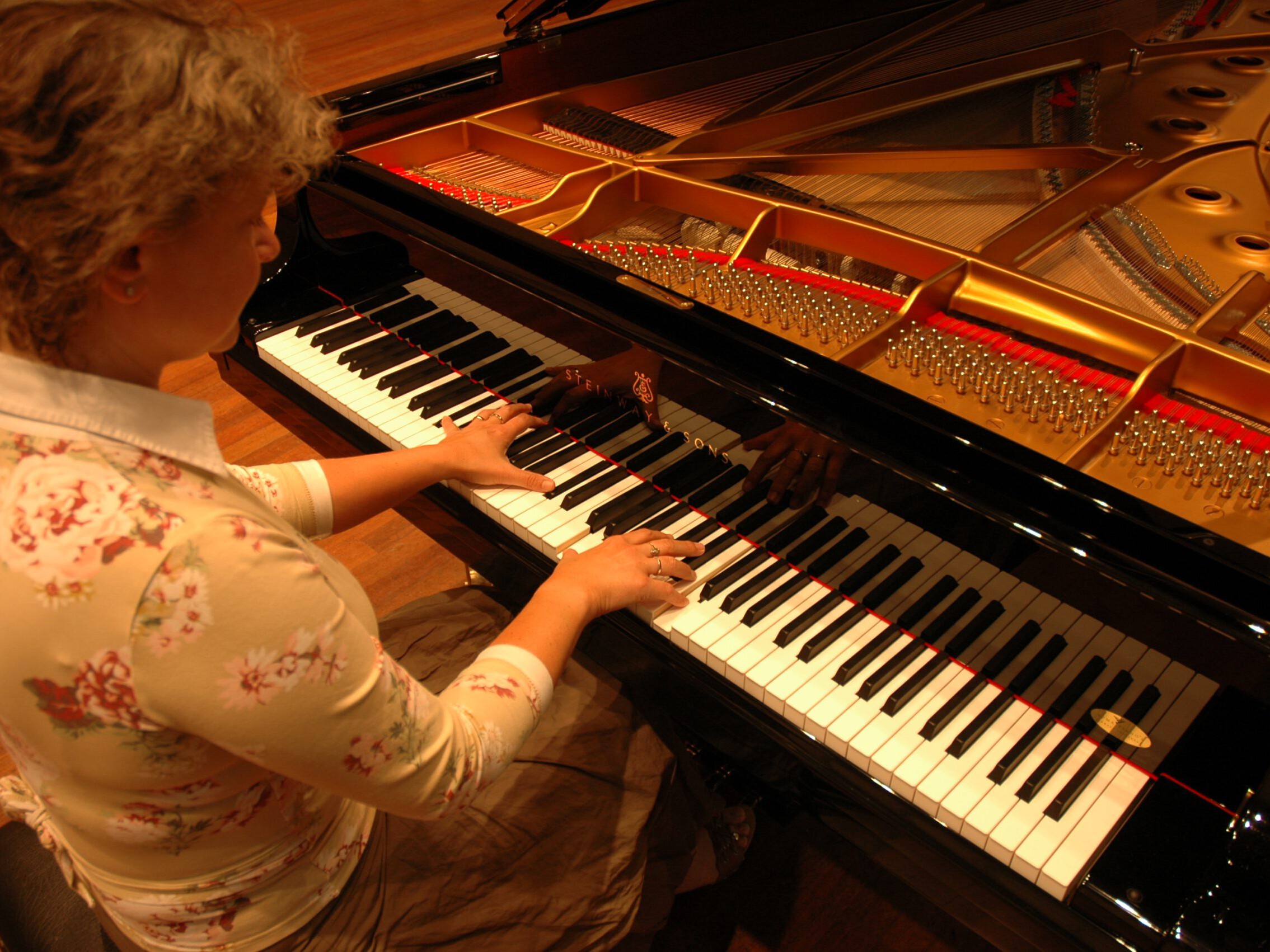 Gabi Rynveld spiller på Steinway